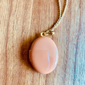 Elegant Gold and Tan Pendant Necklace